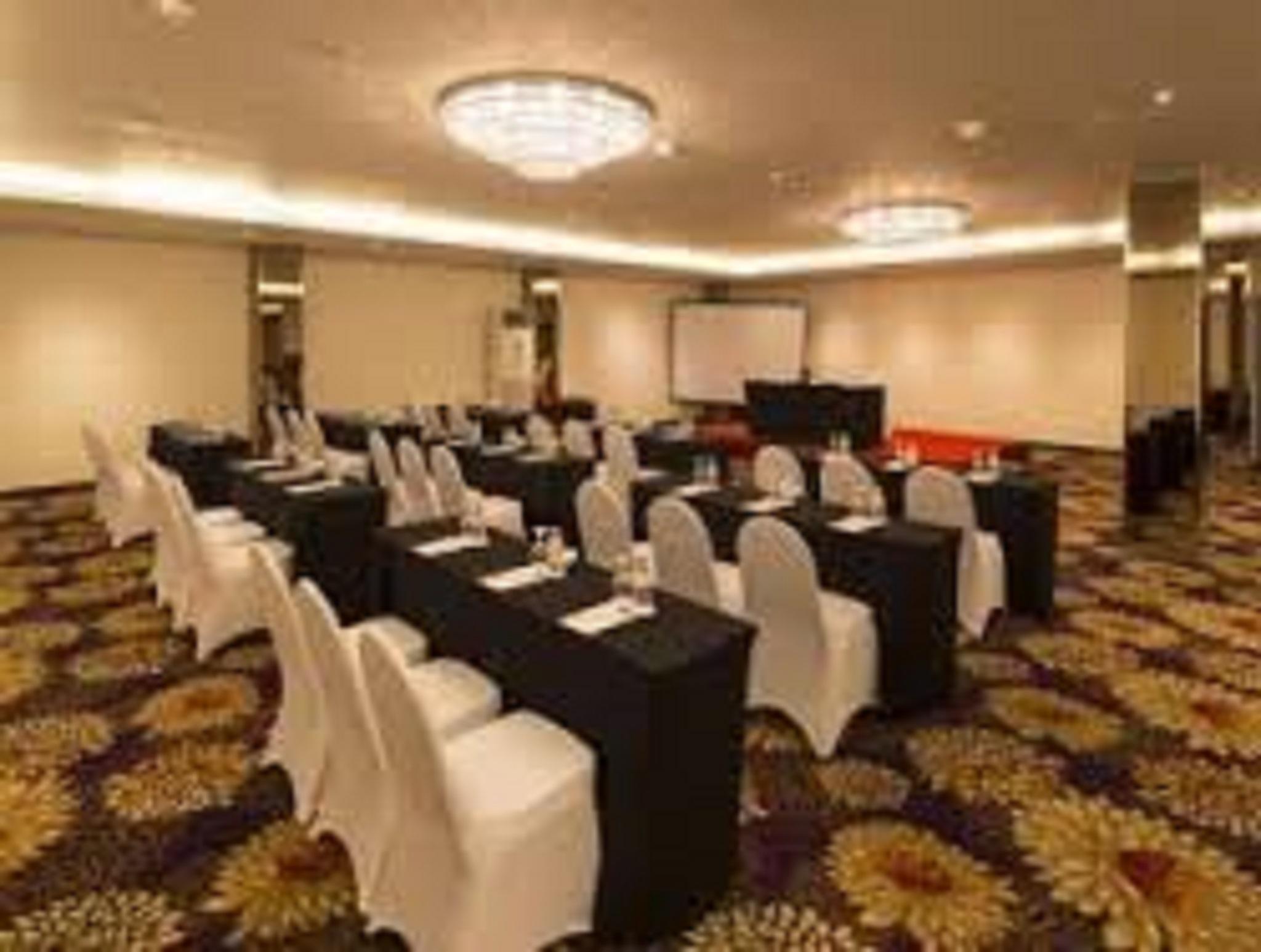 Verse Luxe Hotel Wahid Hasyim Jakarta Exterior photo