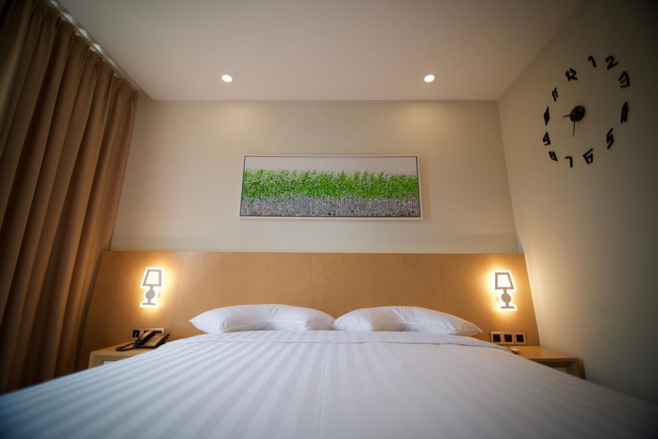 Verse Luxe Hotel Wahid Hasyim Jakarta Exterior photo