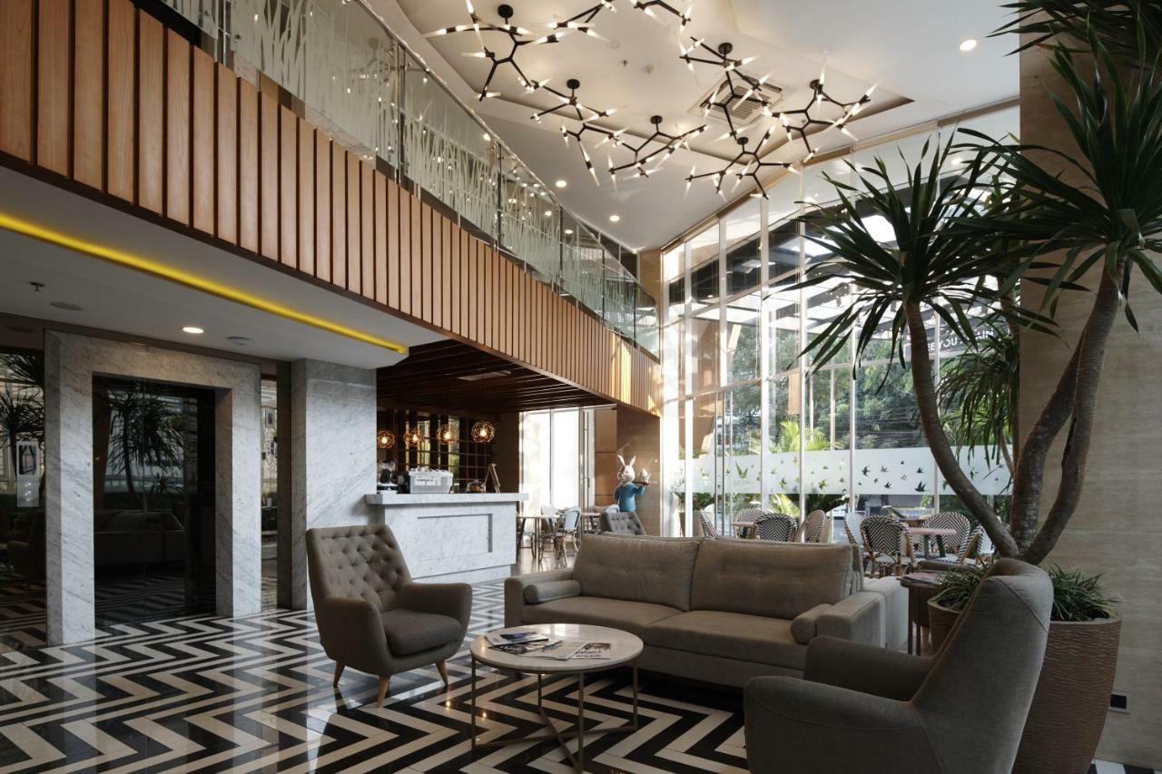 Verse Luxe Hotel Wahid Hasyim Jakarta Exterior photo